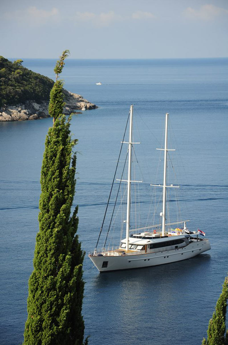 51m Motor Boat